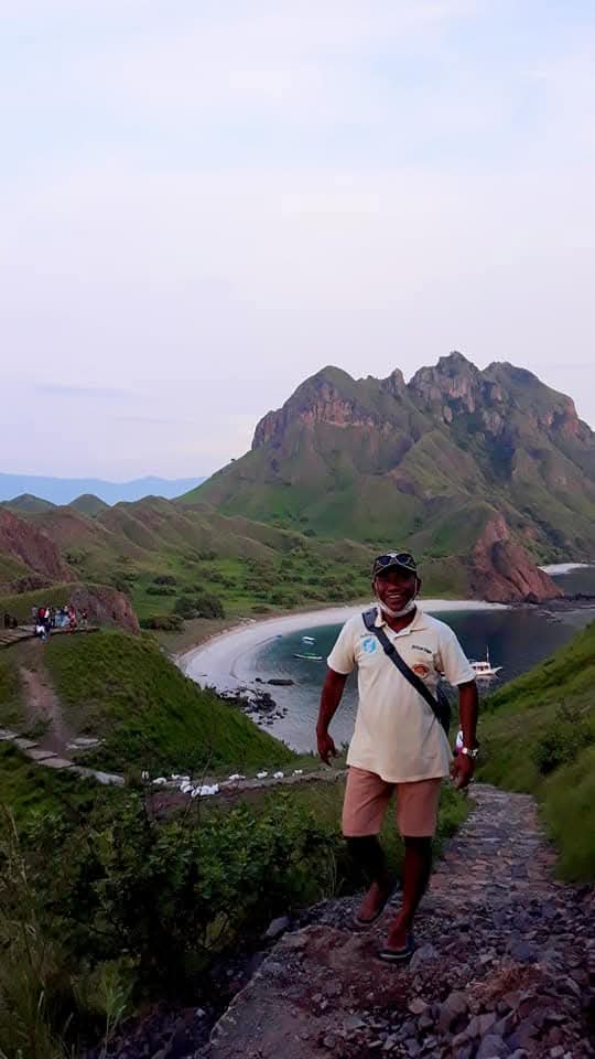 阿古斯蒂努斯·格翁（Agustinus Geong）在拉布安巴焦科莫多担任自由导游