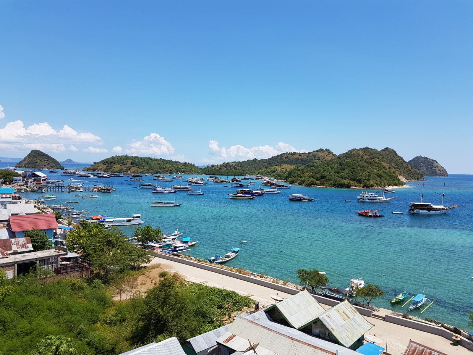 pemandangan kampung Ujung di Kota labuan Bajo