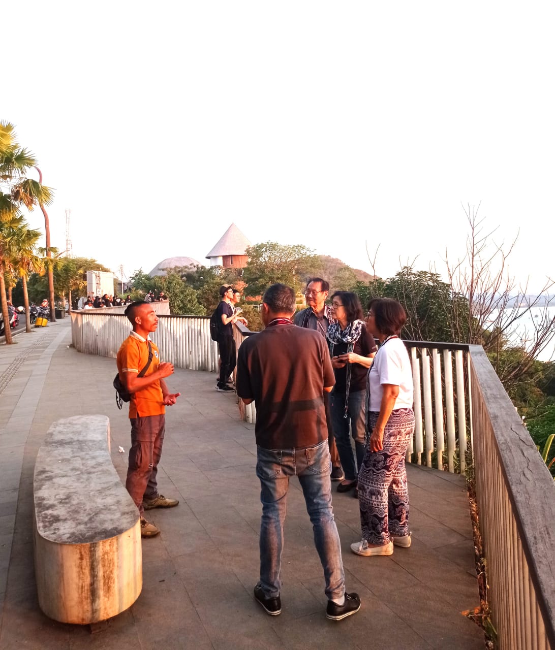 拉布安巴焦自由职业导游，隶属于印尼导游协会西芒加莱县分会