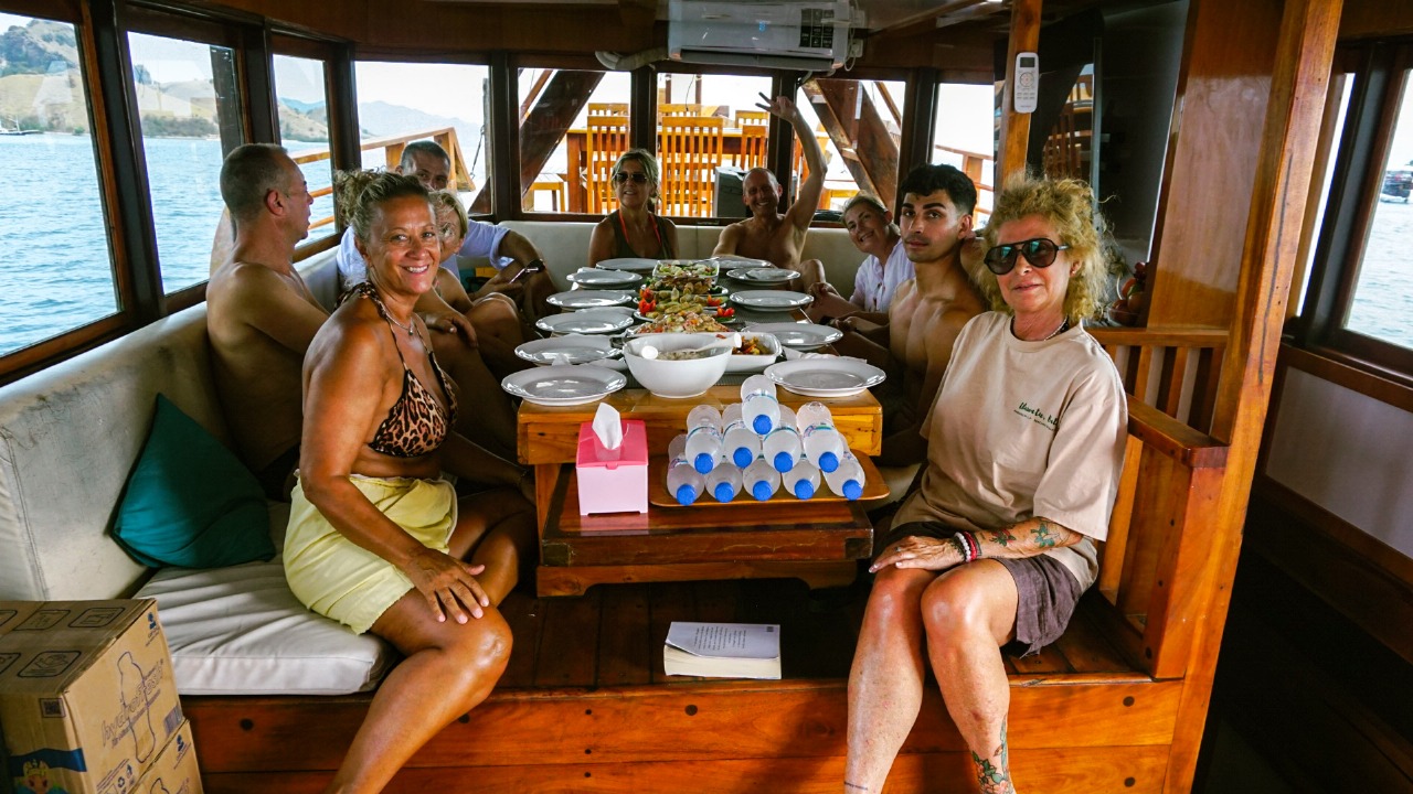 Speisesaal an Bord des Relay-Phinisi-Boots während der 2-tägigen/1-Nacht-Tour im Komodo-Nationalpark