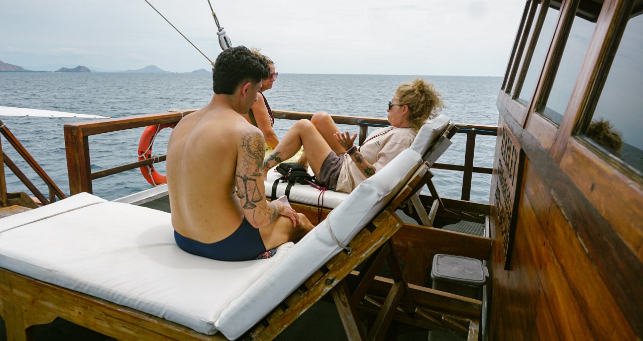 Oberdeck des Relay Phinisi-Bootes. Wir unternehmen einen Segeltörn zum Komodo-Nationalpark (2 Tage, 1 Nacht).