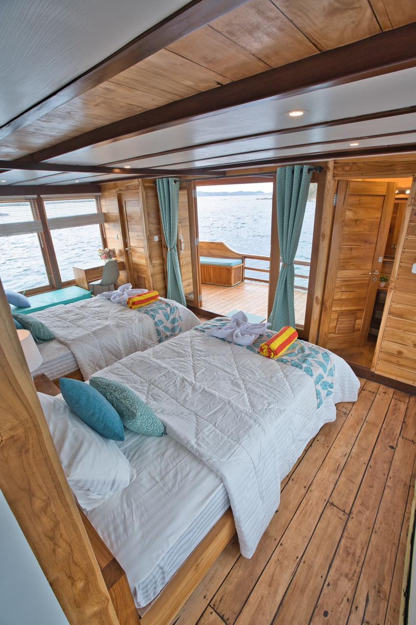 chambre dans la cabine d'une pinta phinisi Excursion en bateau de luxe