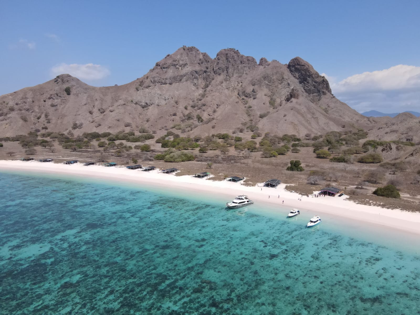 Pink Beach an der Nordseite der Insel Padar ist einer der fantastischsten Schnorchel- und Badeplätze im Komodo-Nationalpark.