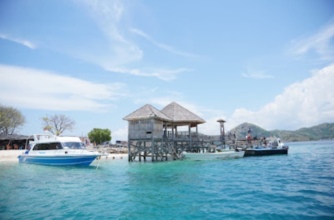 Rumah panggung di Pulau Kelor, sebagai salah satu titik pemberhentian dalam Tur Taman Nasional Komodo 3 hari 1 malam.