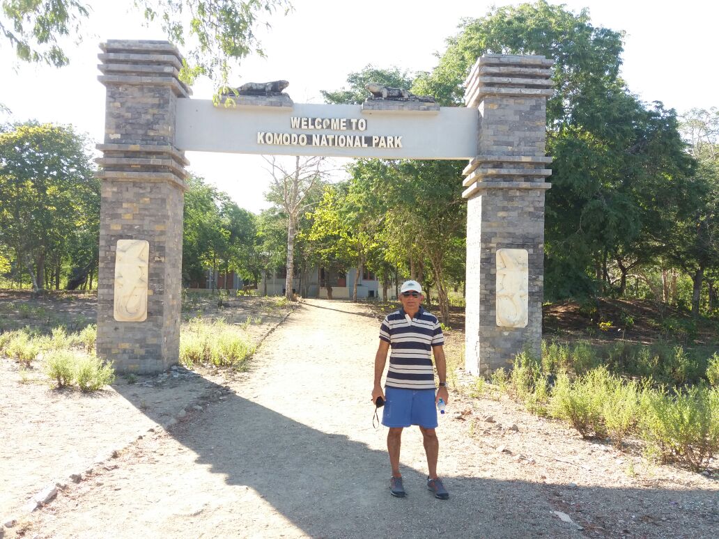 Eingangstor auf der Insel Komodo, auf dem Schild steht "Willkommen im Komodo-Nationalpark"."