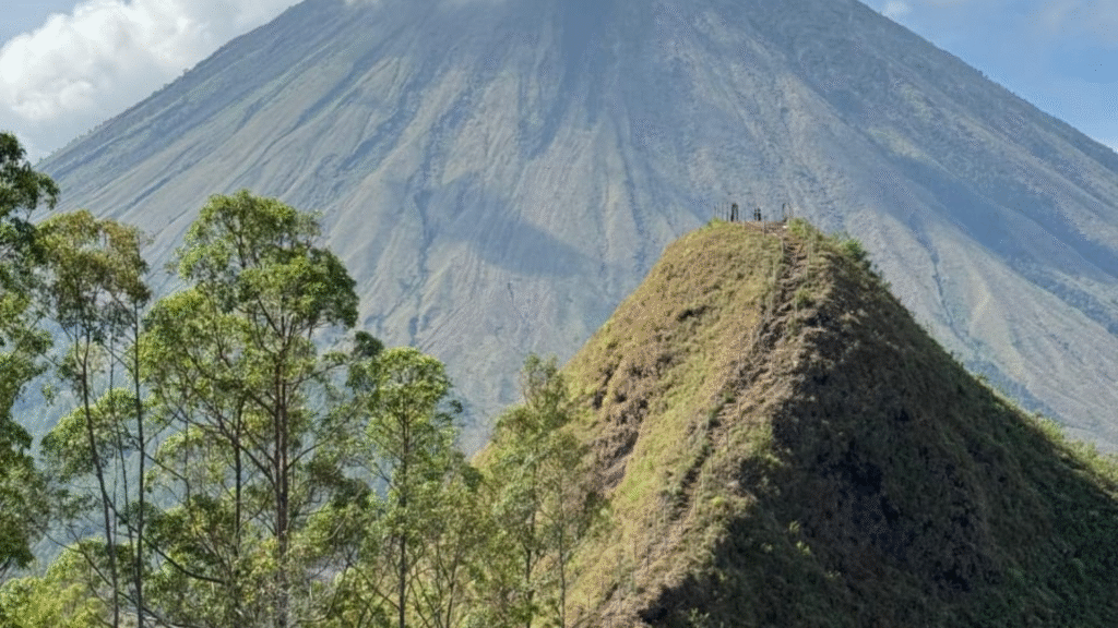 이네리 산, 플로레스 섬