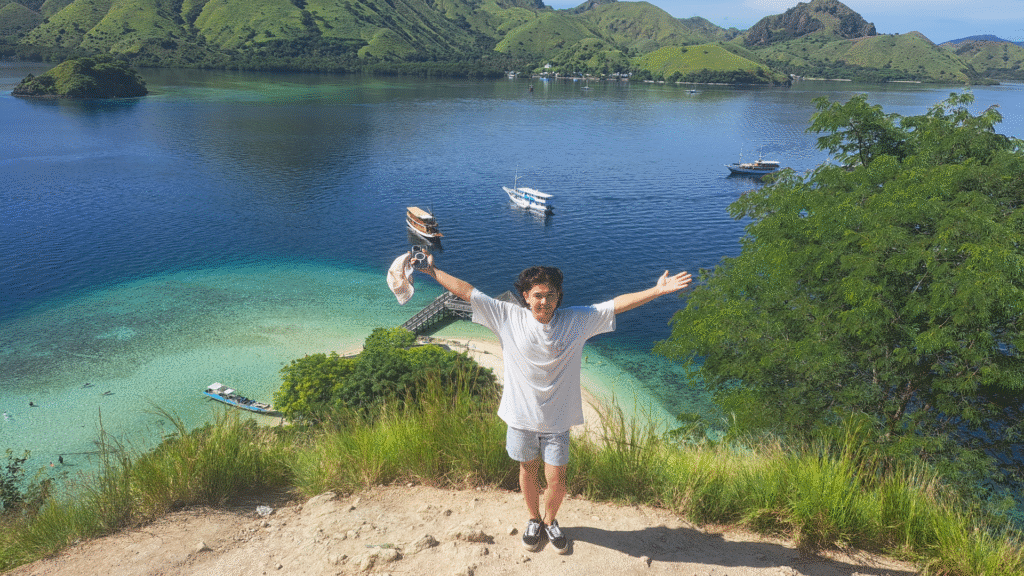 Voyageurs de Malaisie sur l'île de Kelor à proximité du parc national de Komodo