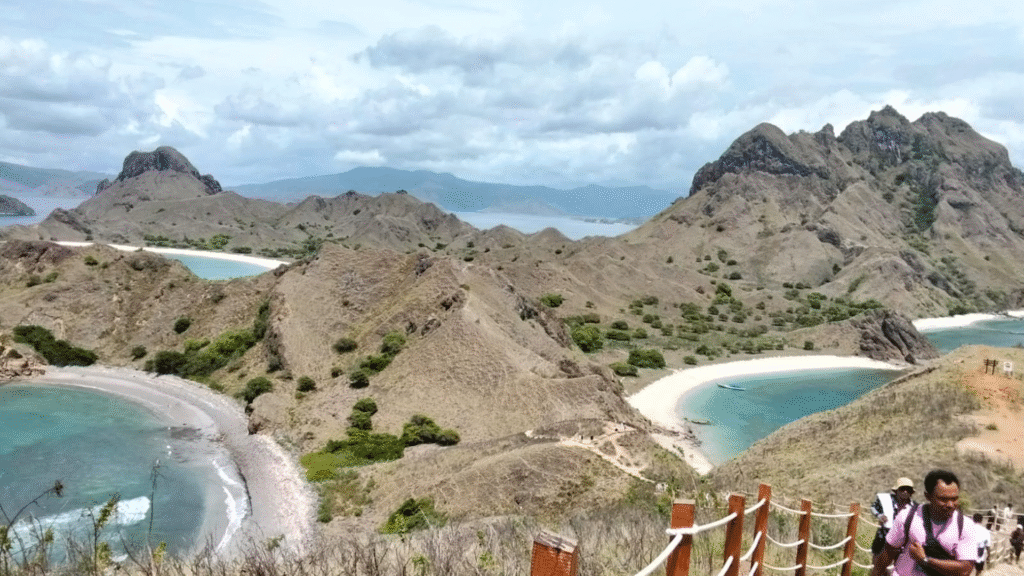 Reisende beim Trekking auf der Insel Padar, Komodo-Nationalpark