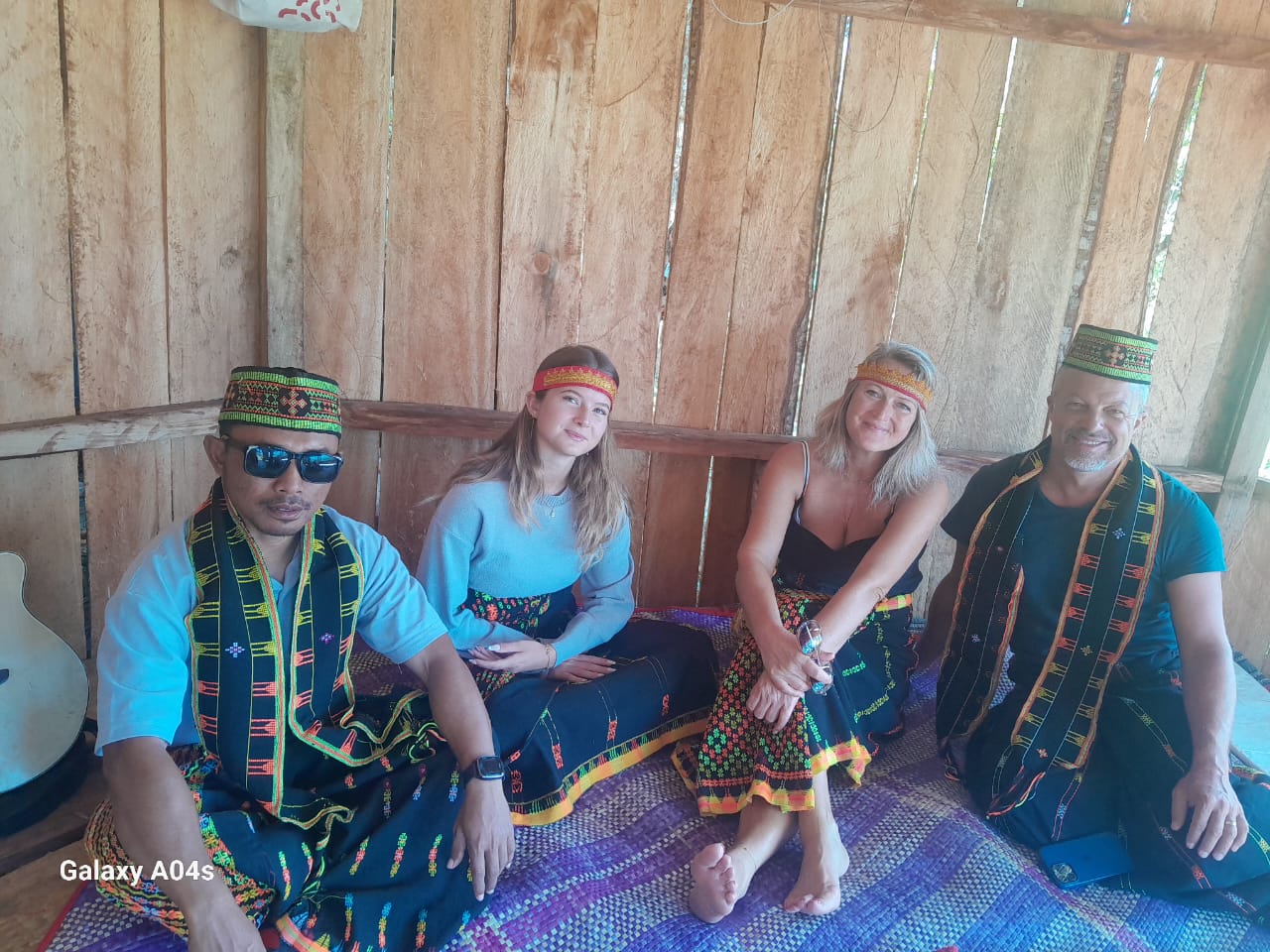 Unsere Guides posieren mit Reisenden auf traditionellen Todo-Strumpfhosen