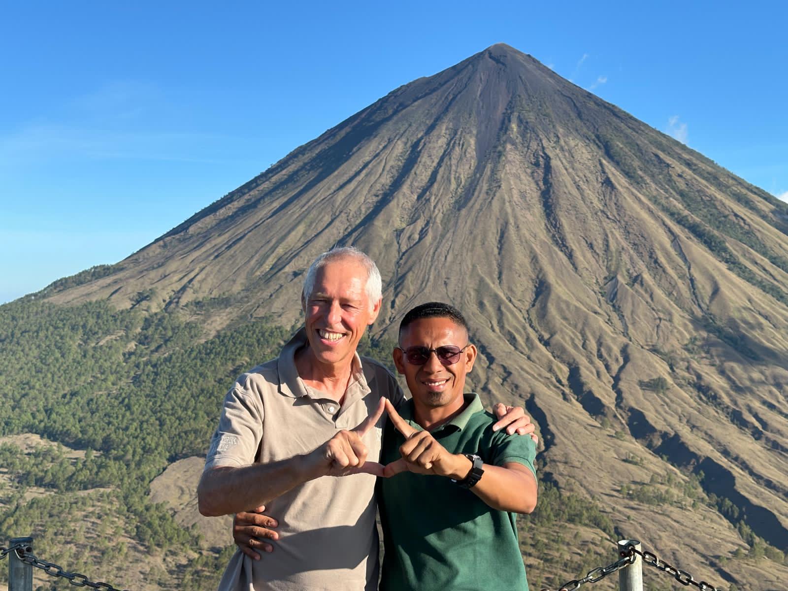 Unser Reiseleiterfoto mit Reisenden am Inerie Mountain View