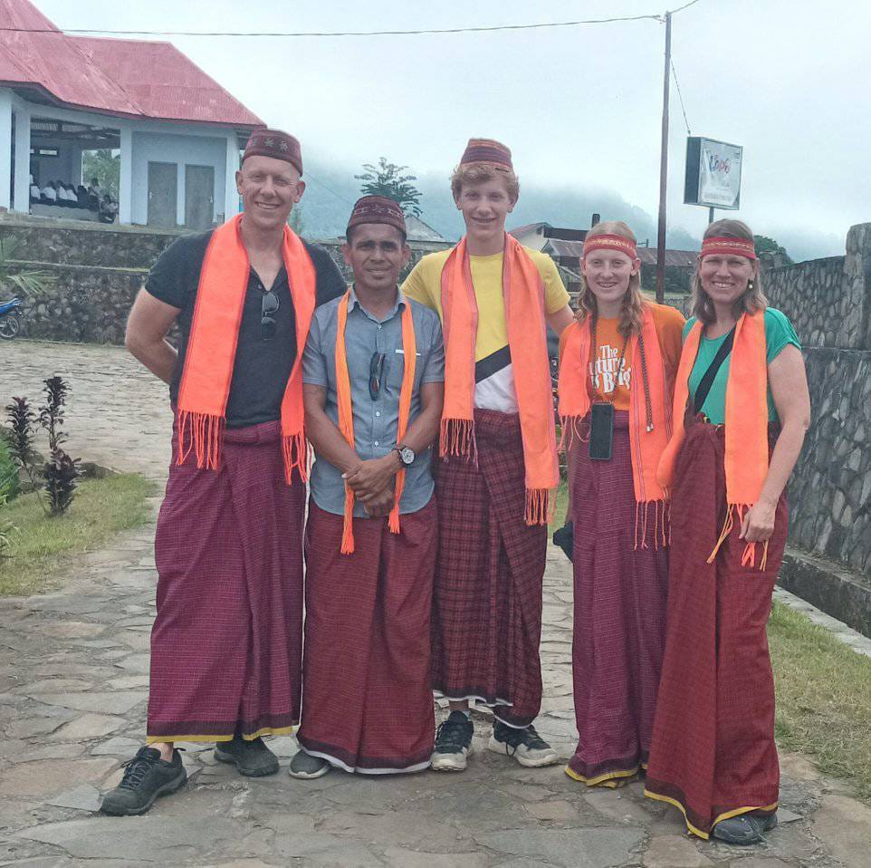 Unser Reiseleiterfoto mit dem Touristen im traditionellen Haus von Todo