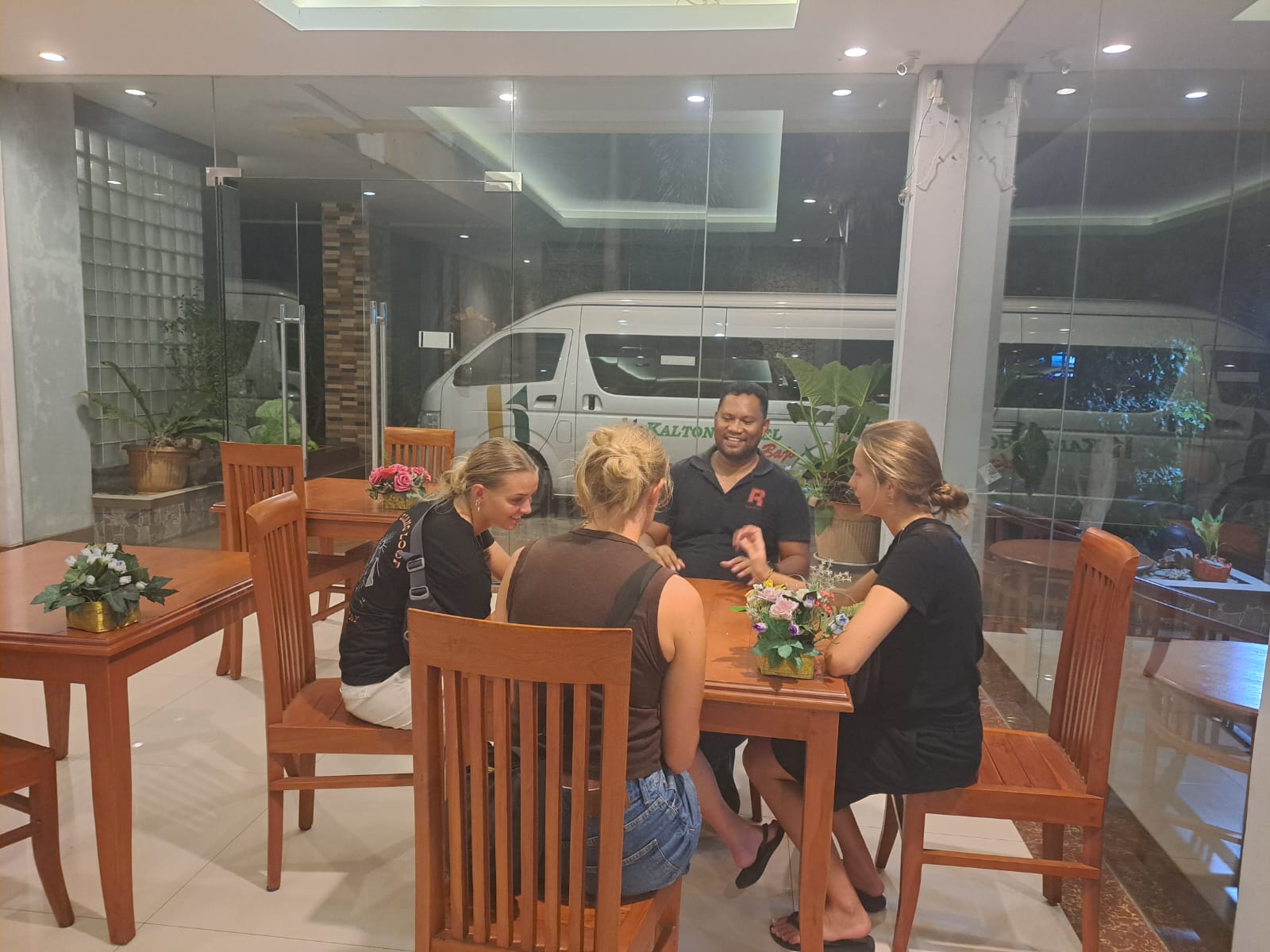 Abholung der Reisenden am Morgen im Hotel von Labuan Bajo, bevor die gemeinsame Bootsfahrt zum Komodo-Nationalpark stattfindet.