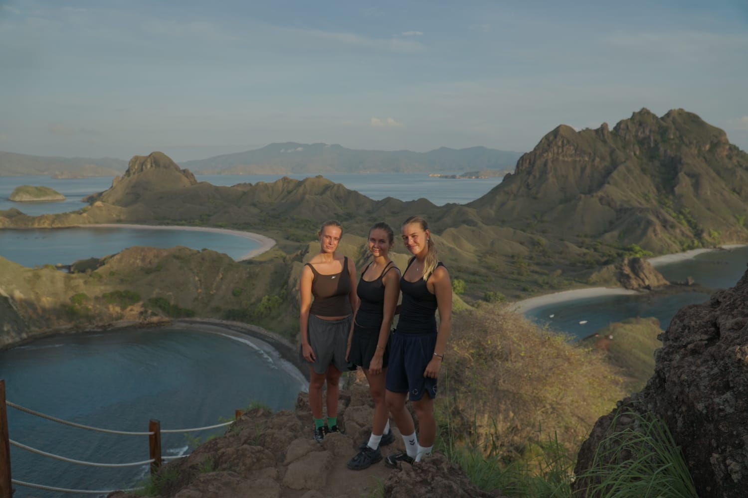 Zwei Reisende aus Dänemark posieren auf der Insel Padar während einer gemeinsamen dreitägigen Reise (2 Nächte) zum Komodo-Nationalpark.