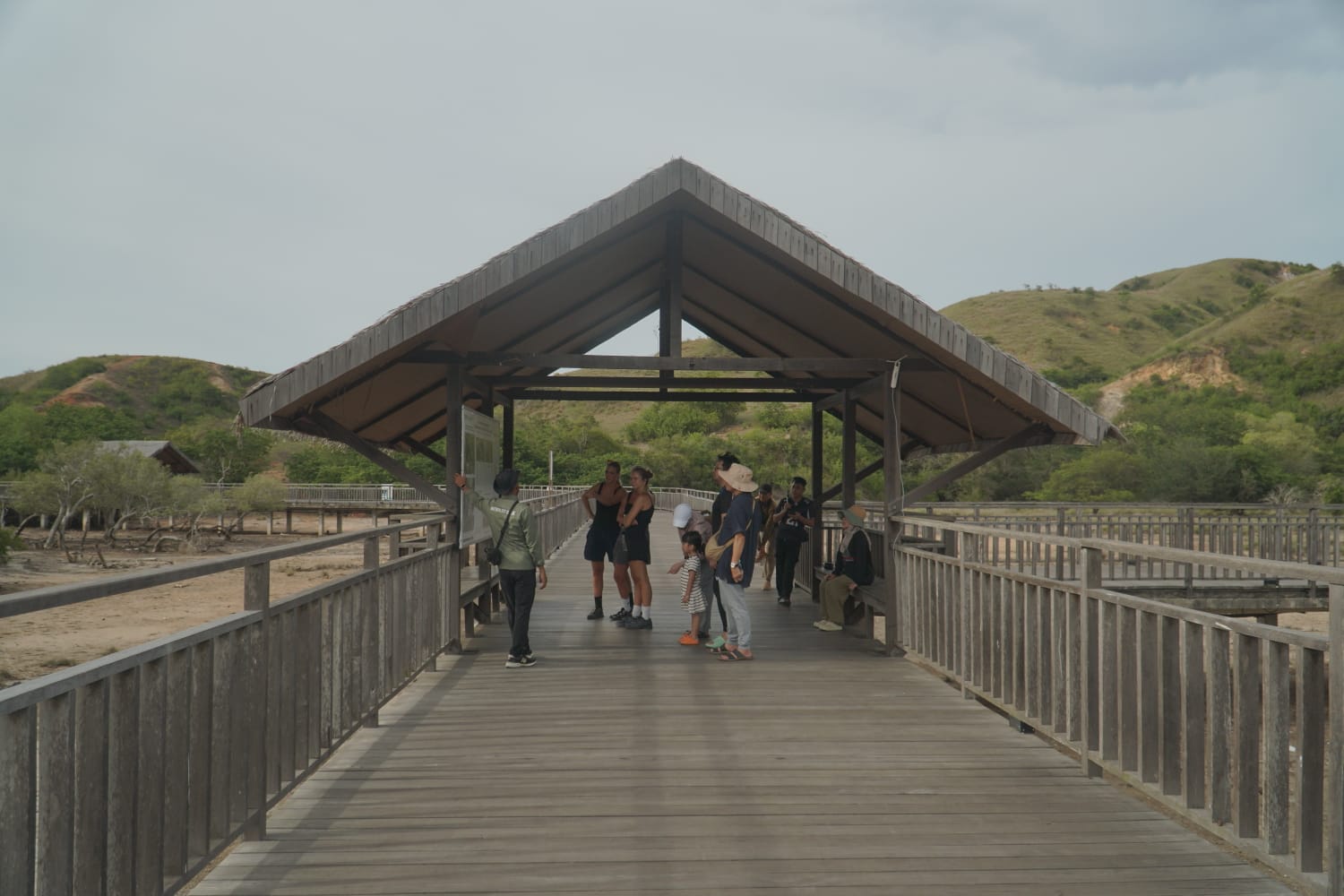 Rastplatz auf der Insel Rinca während der Trekkingtour auf der Insel Rinca im Komodo-Nationalpark.
