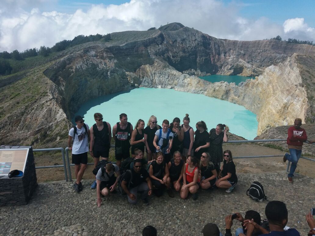 am Kelimutu-Kratersee mit seinen drei Farben