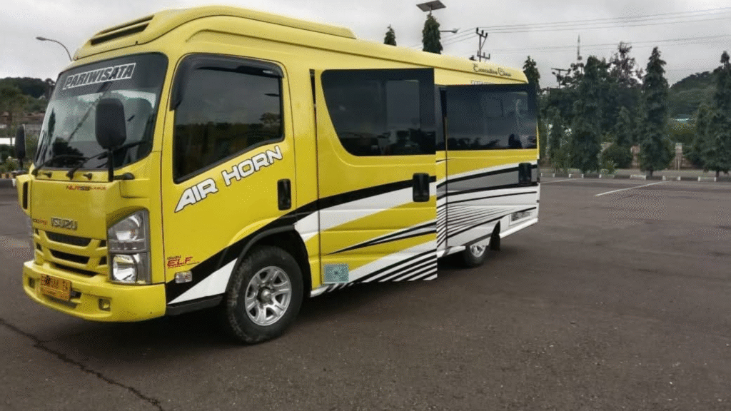 Esplora l'isola di Flores con comodità, noleggio auto ISUZU ELF da 14 posti