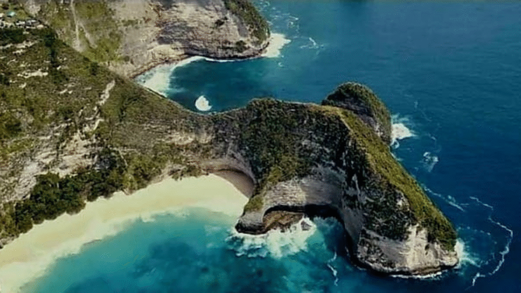 Perjalanan Sehari ke Nusa Penida – Petualangan Bersama dengan Tur Komodo Padar