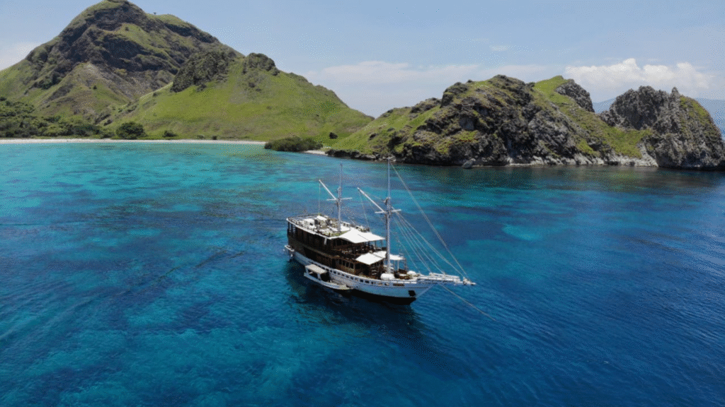 라자 암팟 공동 여행 – 인도네시아 해양 낙원에서 즐기는 오픈형 요트 투어