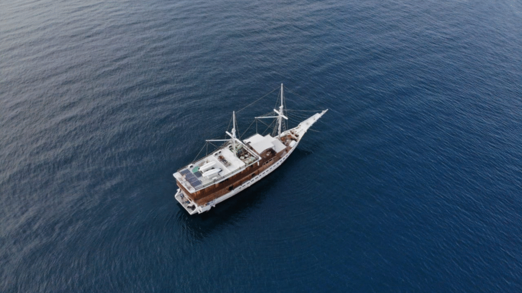 발리에서 코모도 섬까지 가는 럭셔리 세일링 투어 패키지