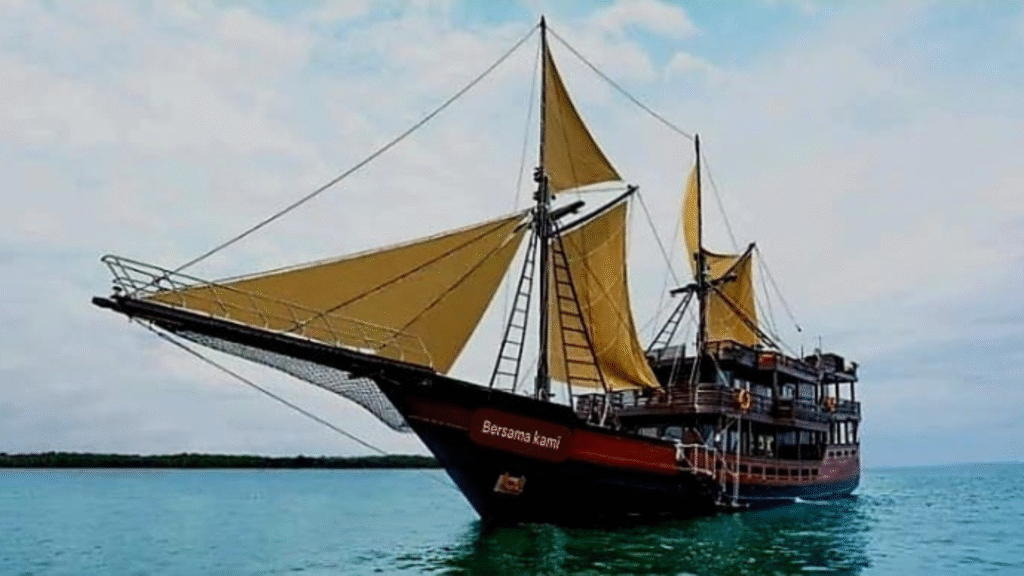 探索科莫多风格：Nala VVIP Phinisi 游艇租赁