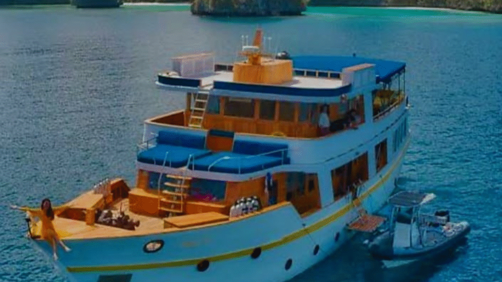 Magia II：科莫多岛经典优雅与豪华游艇租赁的完美融合