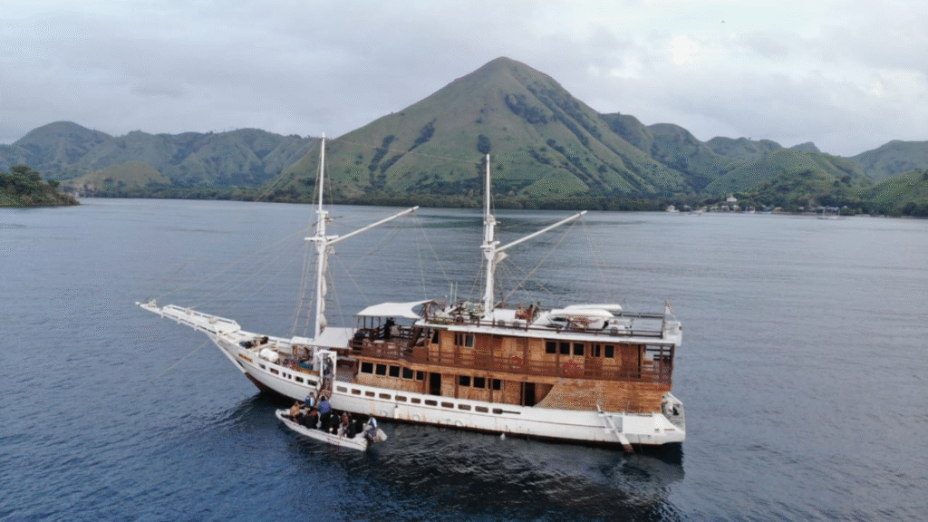 拉布安巴焦私人菲尼西船之旅——科莫多国家公园定制航海探险