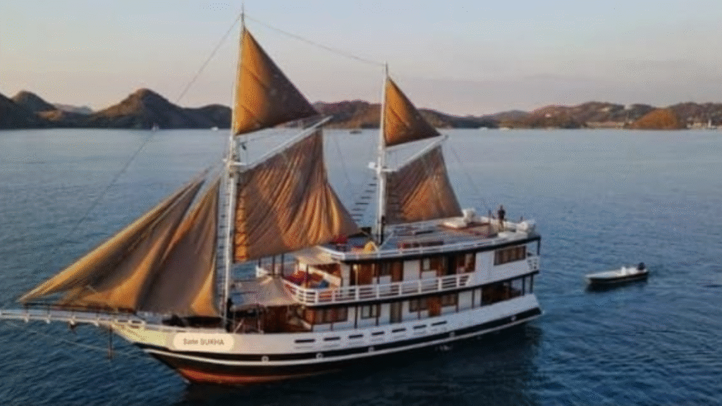 Private Phinisi Boat Trip in Labuan Bajo: A Personalized Sailing Adventure