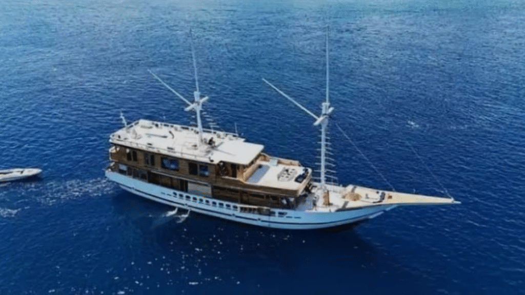 Raffles Cruise Phinisi: noleggio di yacht VIP premium nel Parco nazionale di Komodo