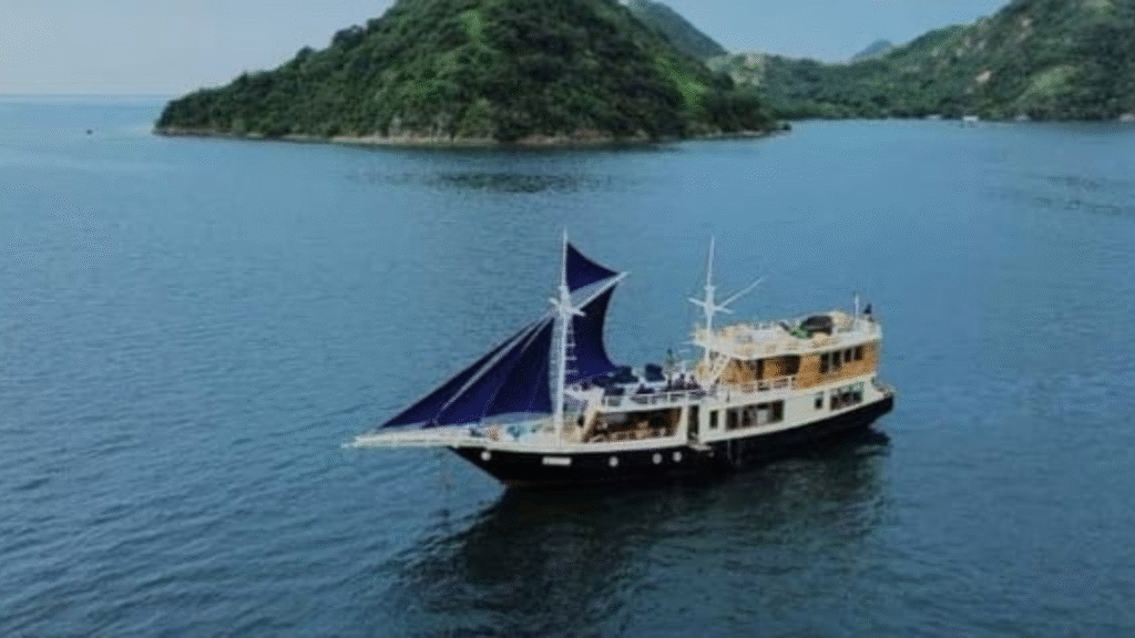 KLM Deluxe Natural Komodo Boat — Croisière de luxe en pleine nature dans le parc national de Komodo