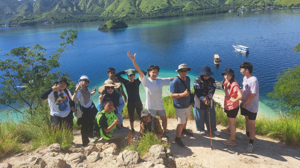 3 Days 2 Nights Live on Board the Boat – Komodo Adventure Tour