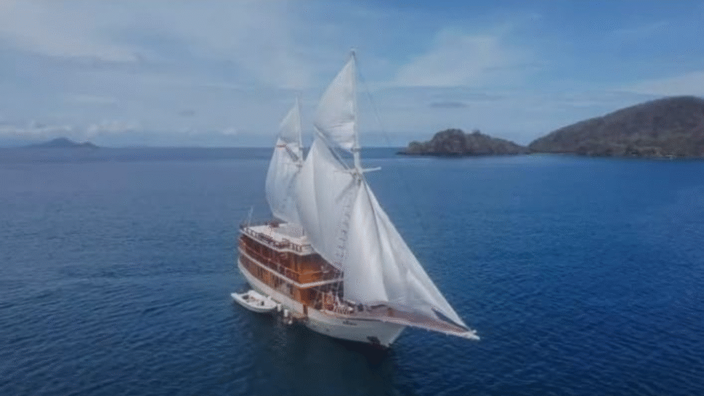 🚢 El Rora Liveaboard – Luxury Phinisi Adventure in Komodo National Park