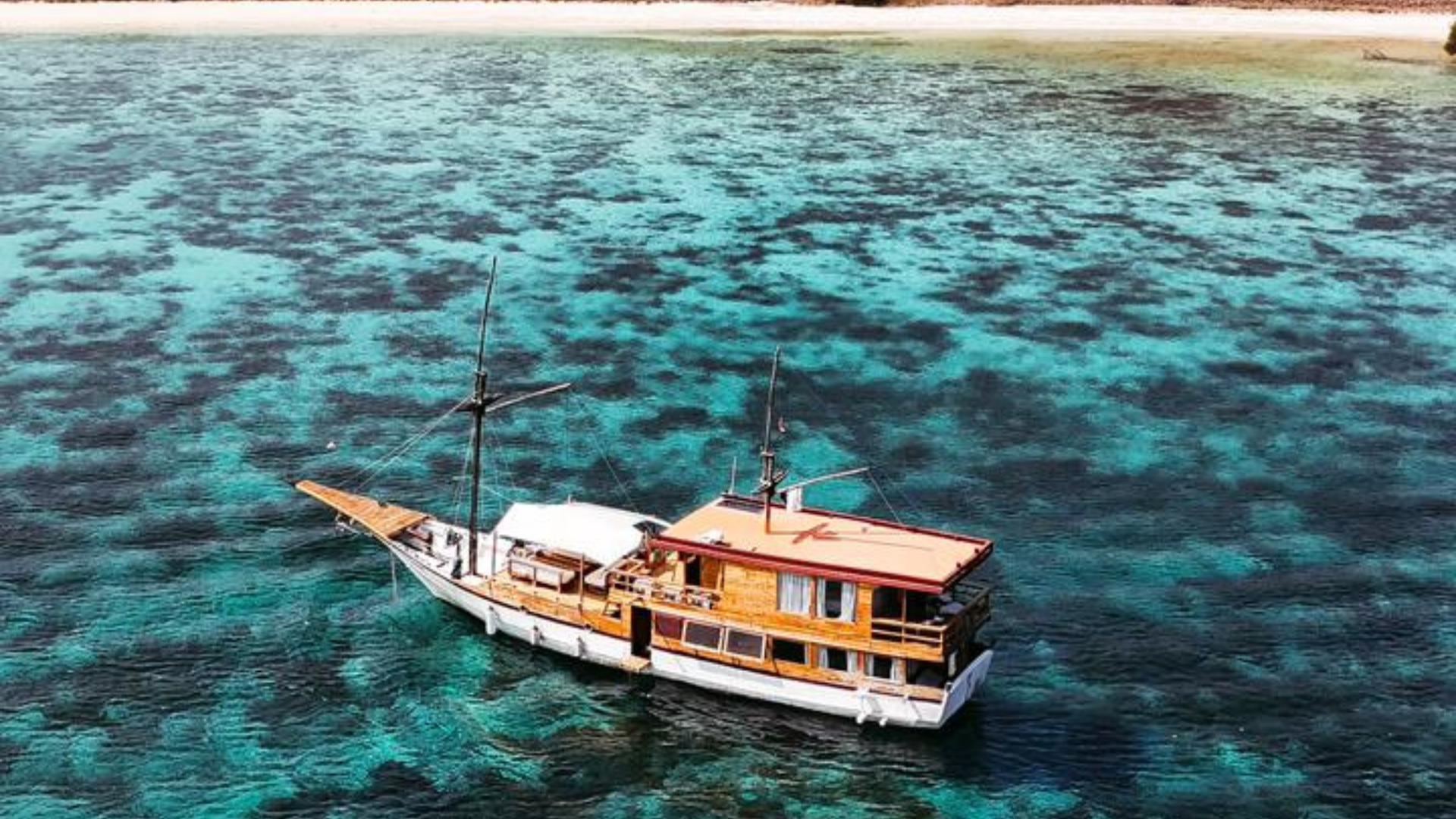 Komodo Phinisi Sharing Tours – 3-Day Liveaboard Sailing Adventure