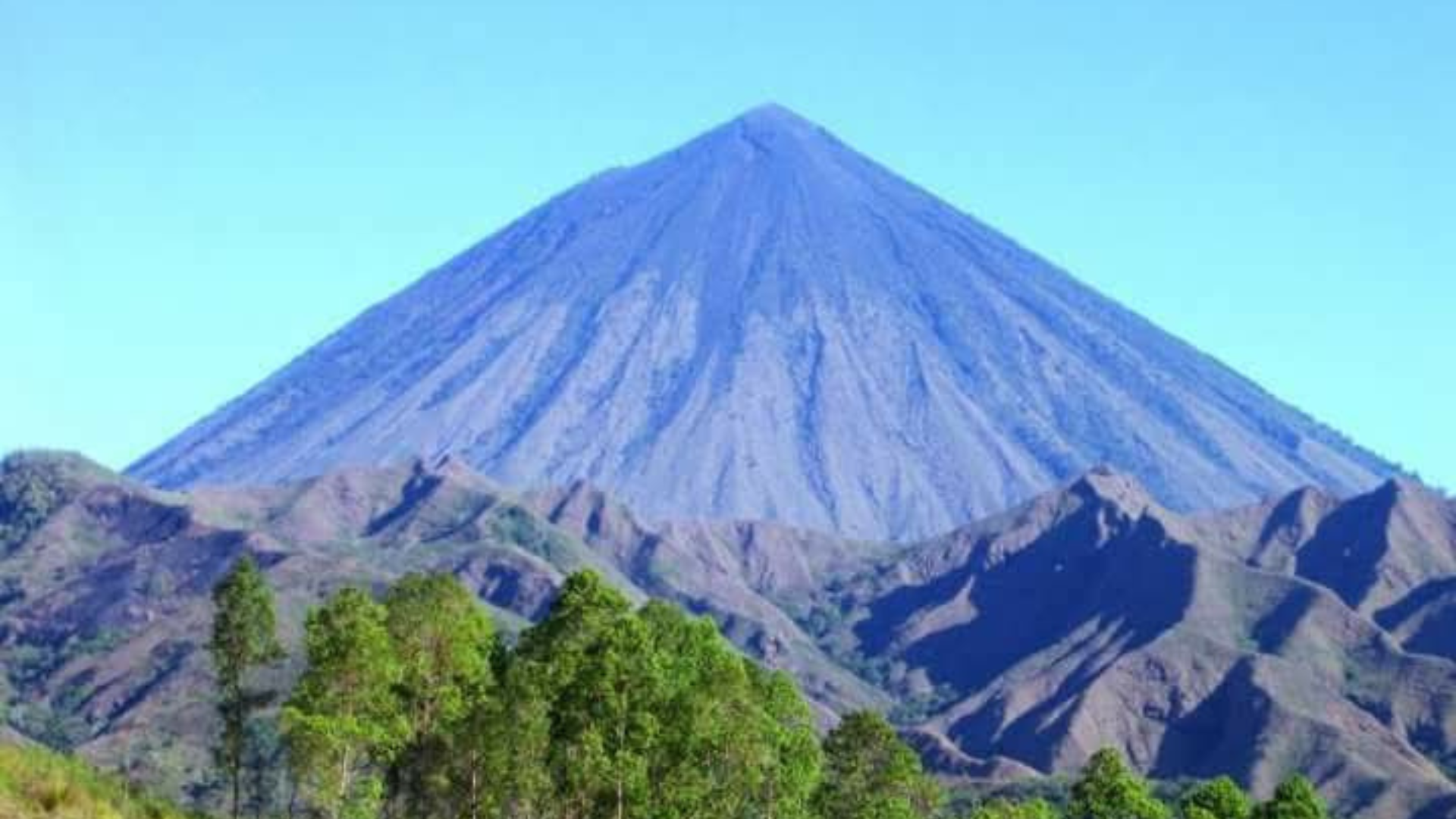 Day 4 – Bajawa – Bena Village – Blue Stone Beach – Wologai Village – Moni