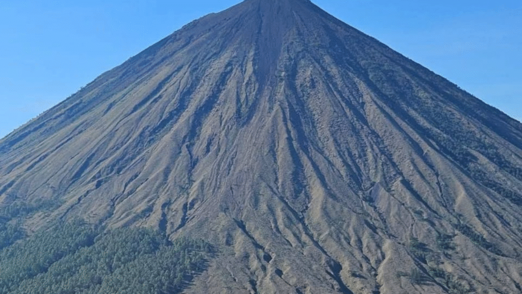 Mount Kelimutu Tour 2 Days – Discover the Magical Three-Colored Lakes of Flores