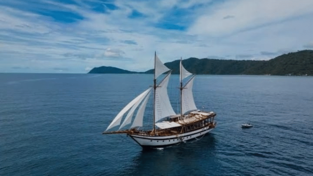 Majik Cruise: A Luxury Phinisi Sailing Experience in Indonesia