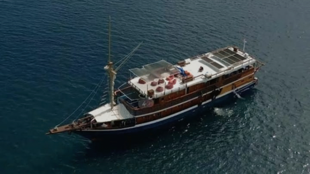 Mari Dive Cruise – Explore Indonesia’s Best Diving Destinations by Phinisi