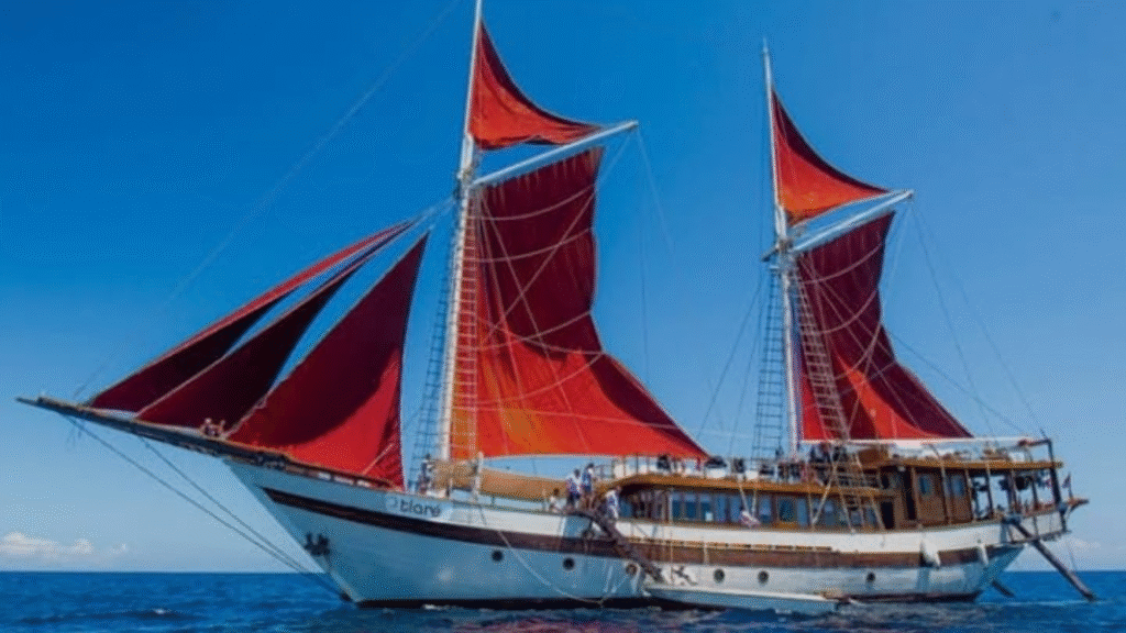 Neomi Cruise – Luxury Phinisi Liveaboard Adventure in Indonesia