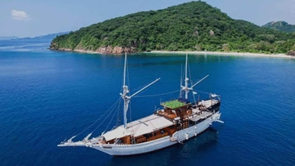 Ikan Kayu Liveaboard: Luxury Phinisi Sailing Experience in Komodo