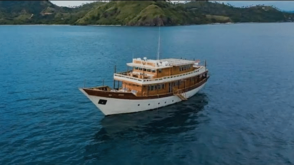 Le Costa Liveaboard: Luxury Phinisi Cruise in Komodo National Park