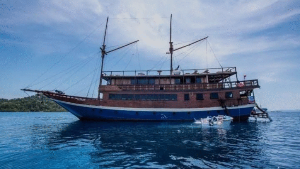 Mola Mola 1 Liveaboard: Exciting Diving and Sailing Adventure in Indonesia