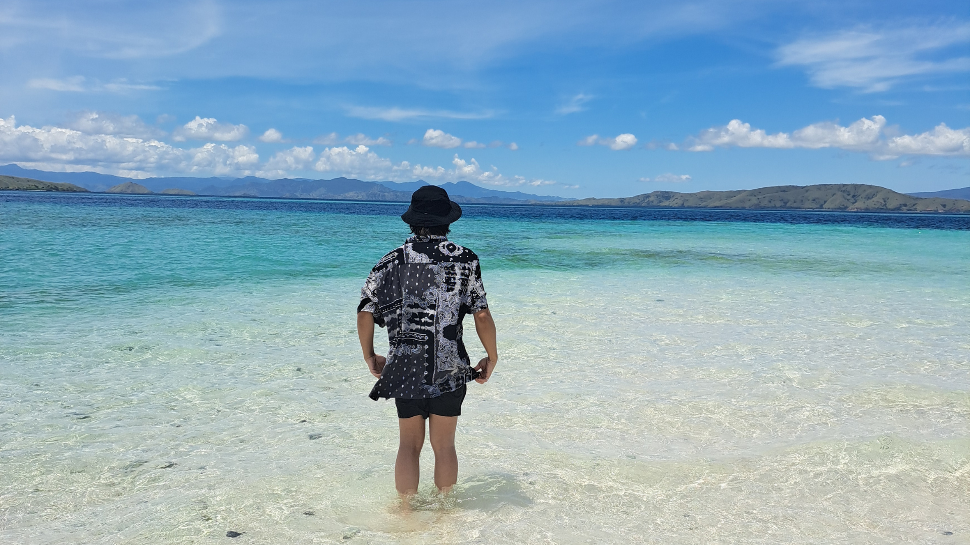 Taka Makassar: The Stunning Sandbar in the Heart of Komodo