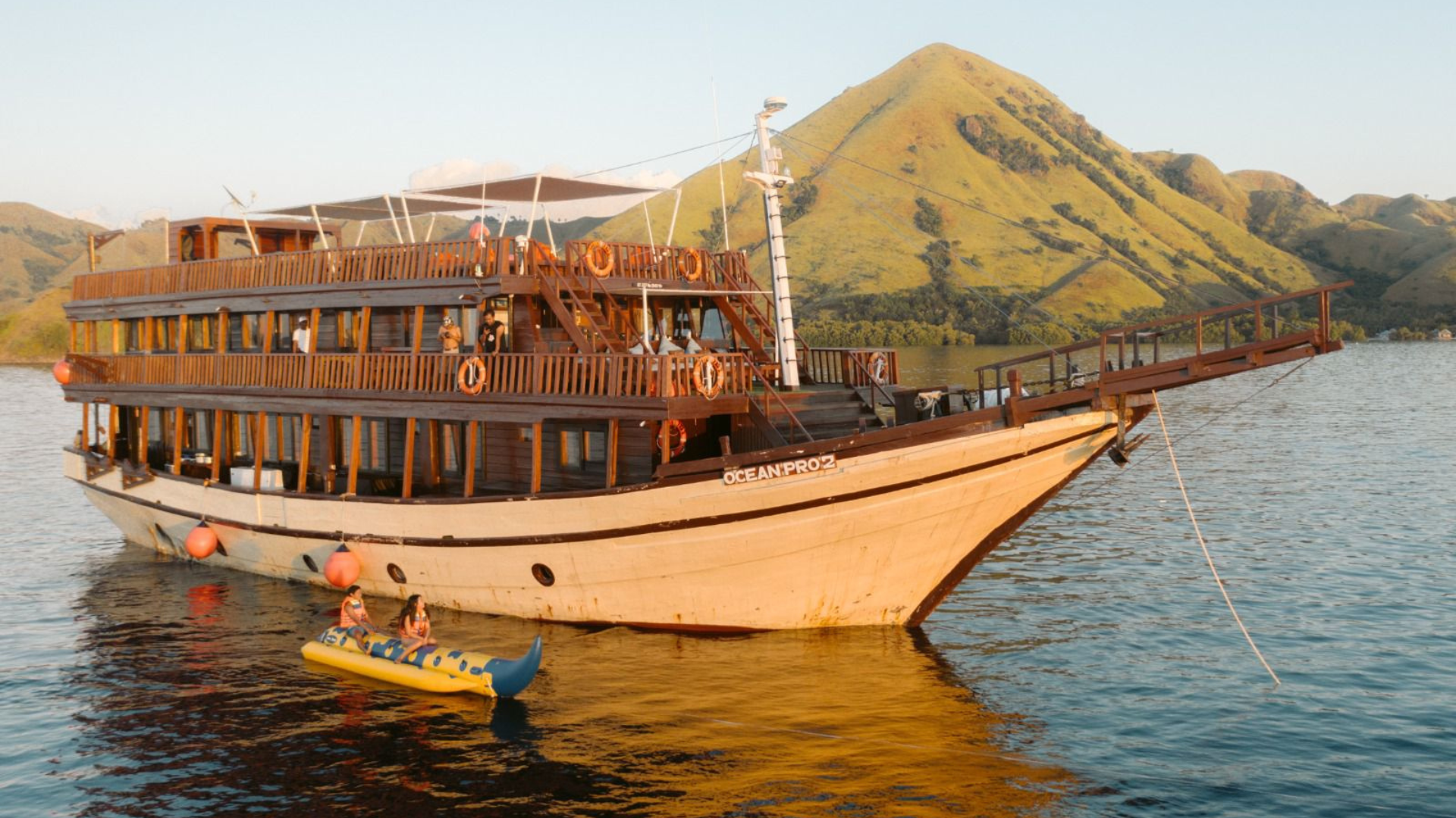 Komodo Private Boat Charter: Cruise Through Paradise Your Way