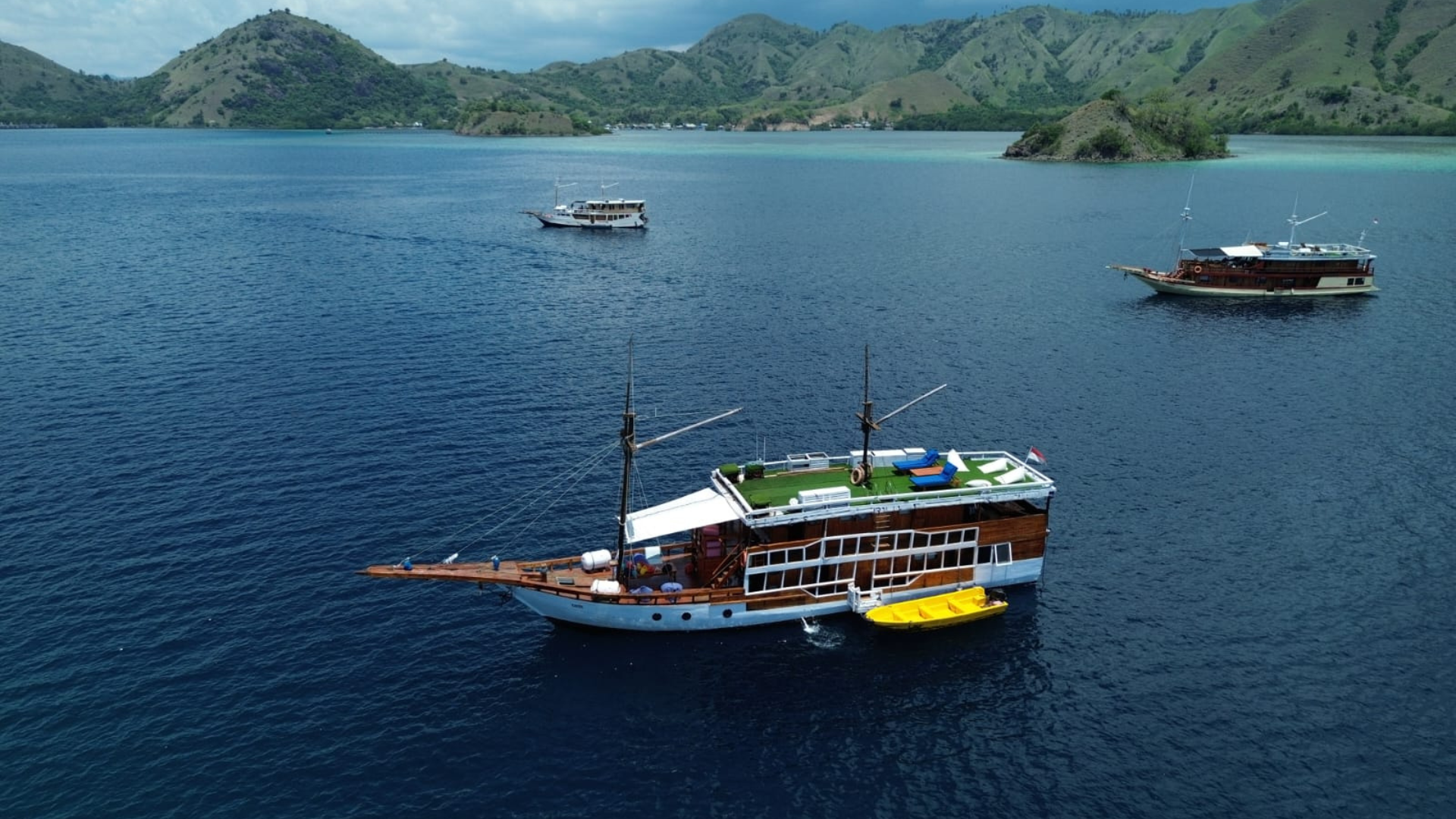 Sailing Komodo Island: A Breathtaking Island-Hopping Adventure in Indonesia