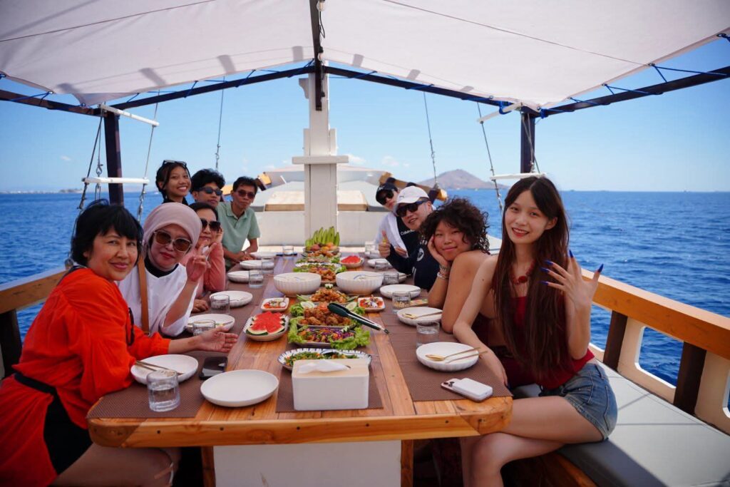 Komodo Liveaboard Itinerary: Explore Komodo by Boat