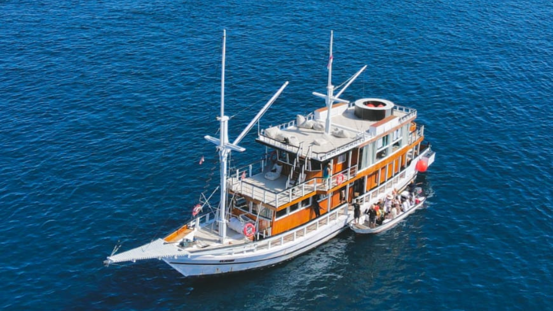 Private Phinisi Charter Komodo: Enjoy an Exclusive Sailing Escape