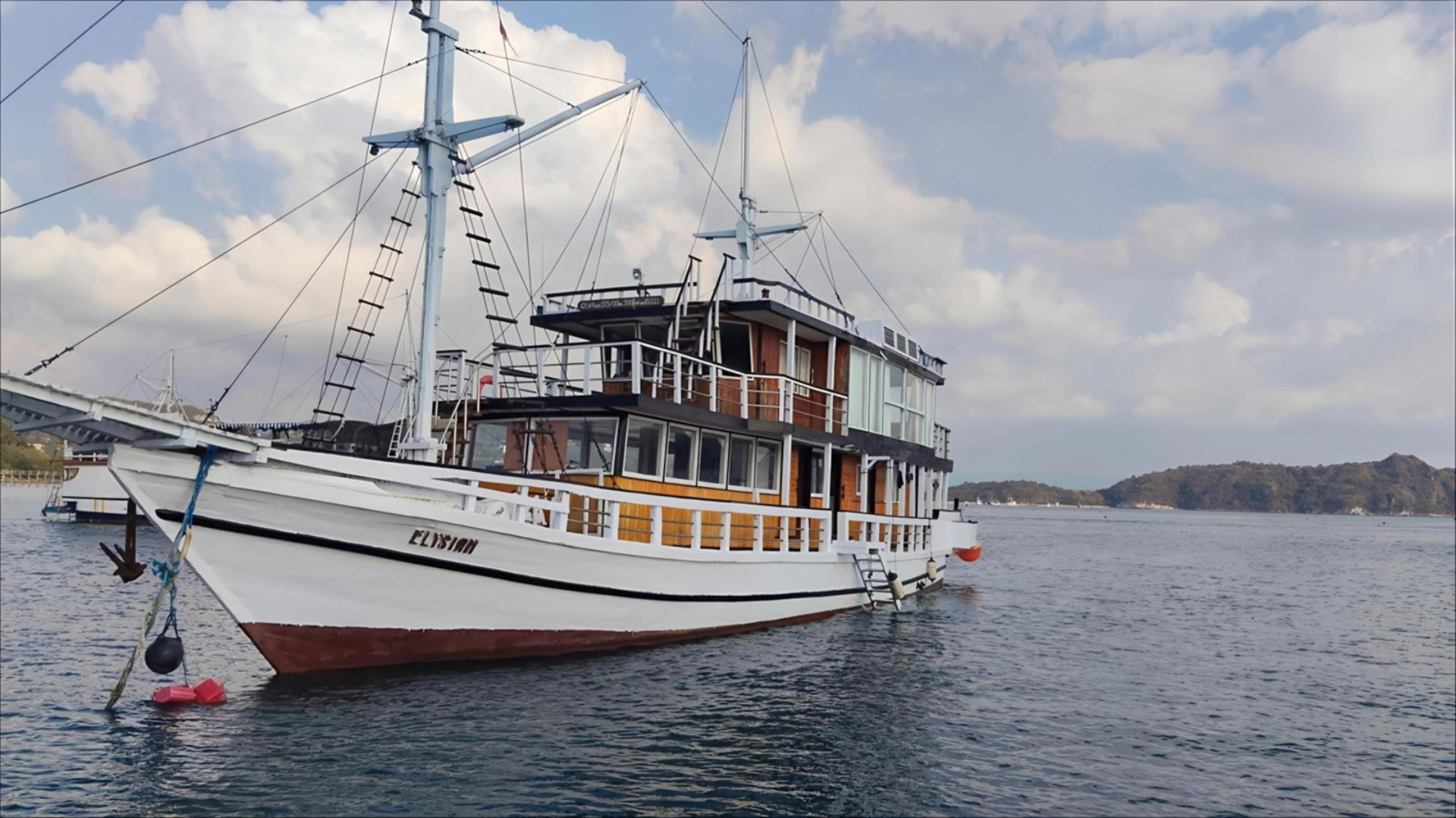 Komodo Phinisi Liveaboard: Explore Paradise One Island at a Time