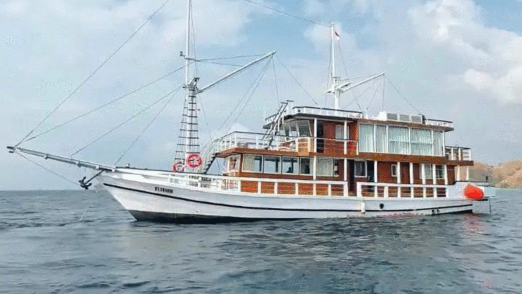 Komodo Phinisi Tour: Sail on Indonesia's Iconic Wooden Boat