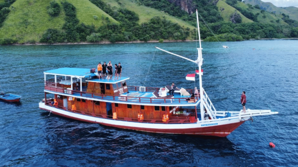 Best Komodo Liveaboard Routes for an Island Adventure