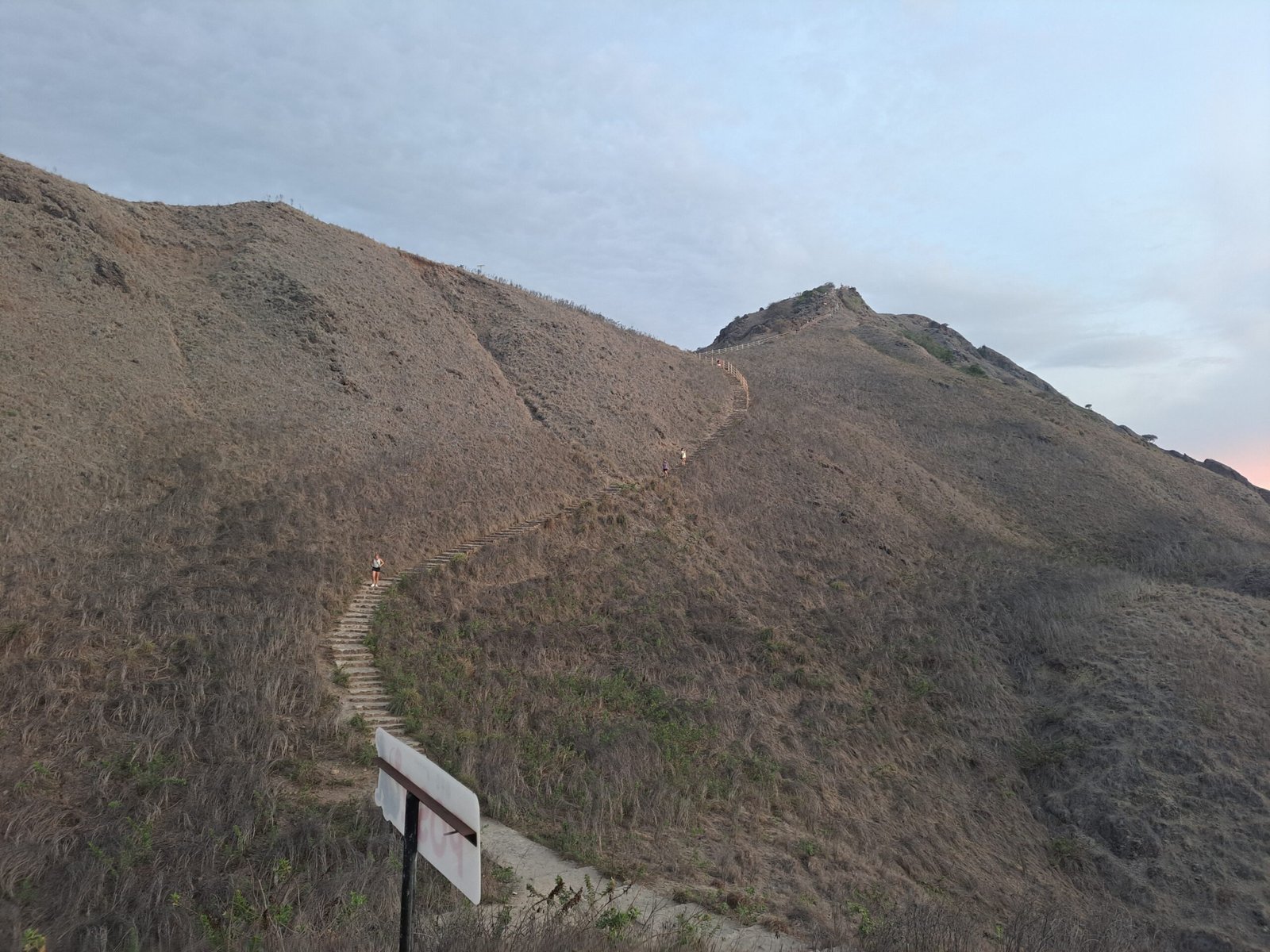 jalan trekking ke padar